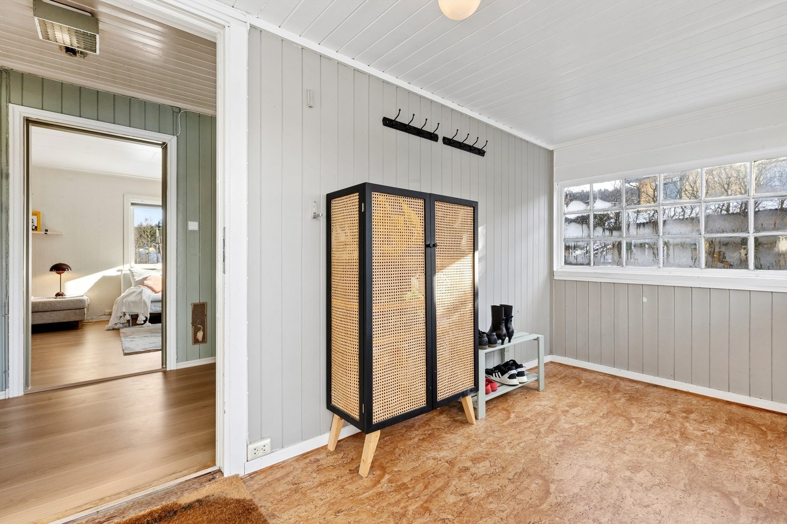 Entréen er uisolert og blir derfor kjøligere i vintermånedene. Til gjengjeld er dette et lyst og romslig rom om sommeren, med rikelig plass til praktisk oppbevaring av ytterklær og utstyr Galleribilde