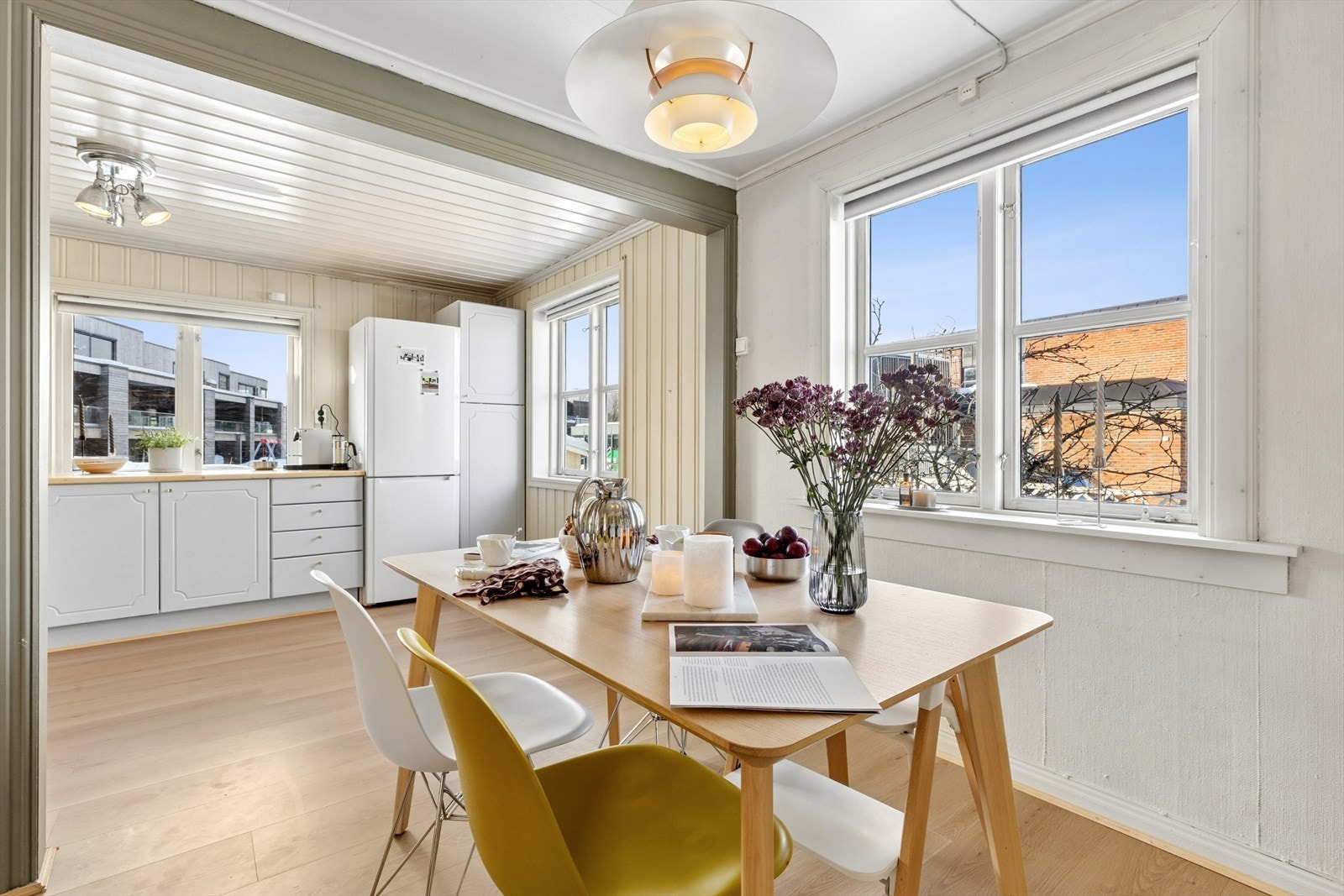 Fra spisestuen er det en sømløs overgang til kjøkkenet Galleribilde