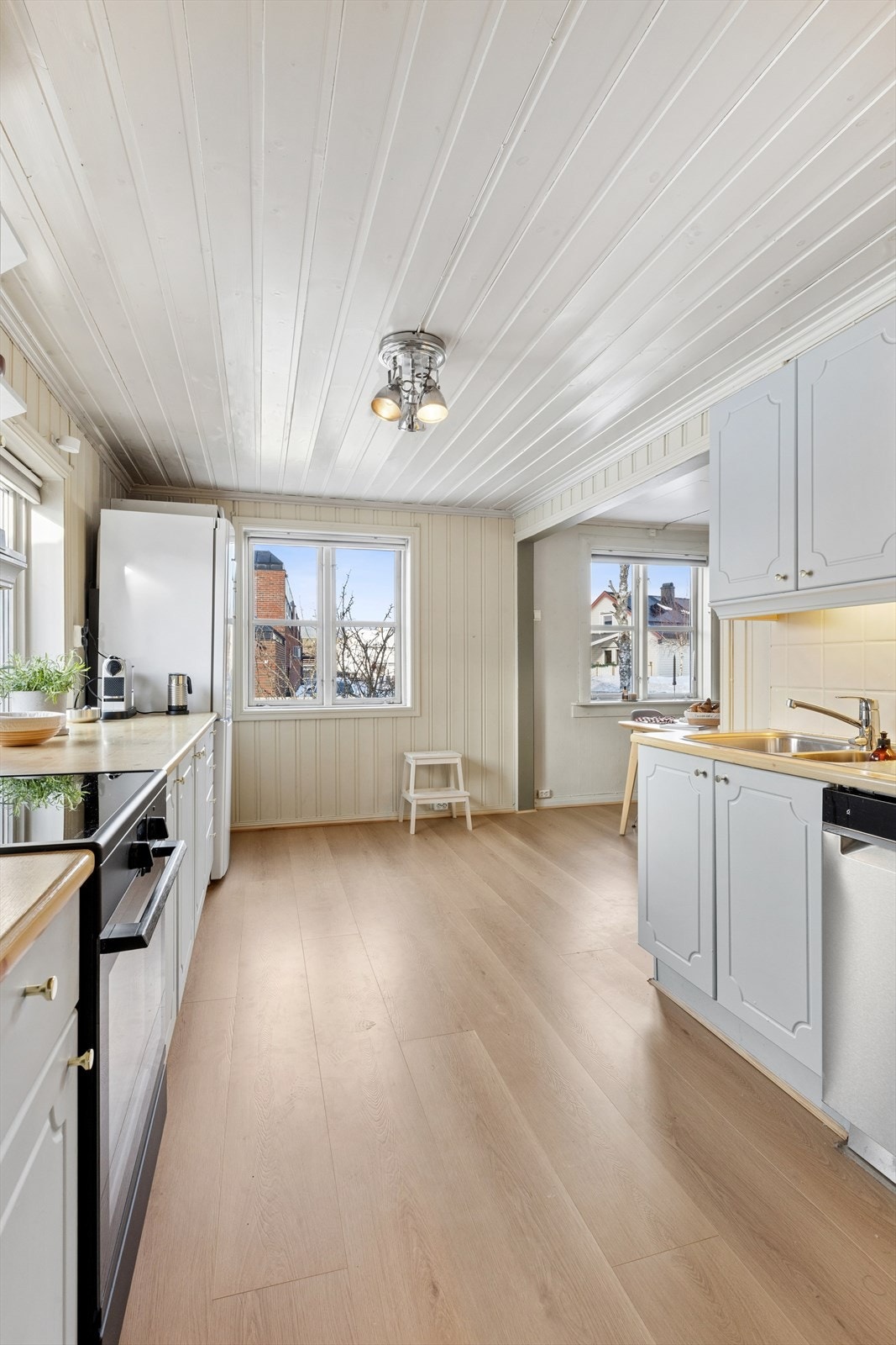 Det er avsatt plass til frittstående stekeovn, kjøl/fryseskap og oppvaskmaskin Galleribilde