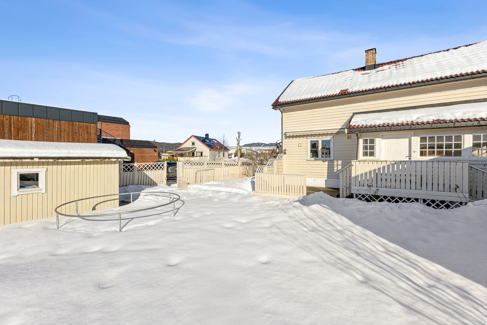 Den inngjerdede, romslige hagen gjør uteområdet trygt og oversiktlig, perfekt for lekende barn og husdyr Galleribilde