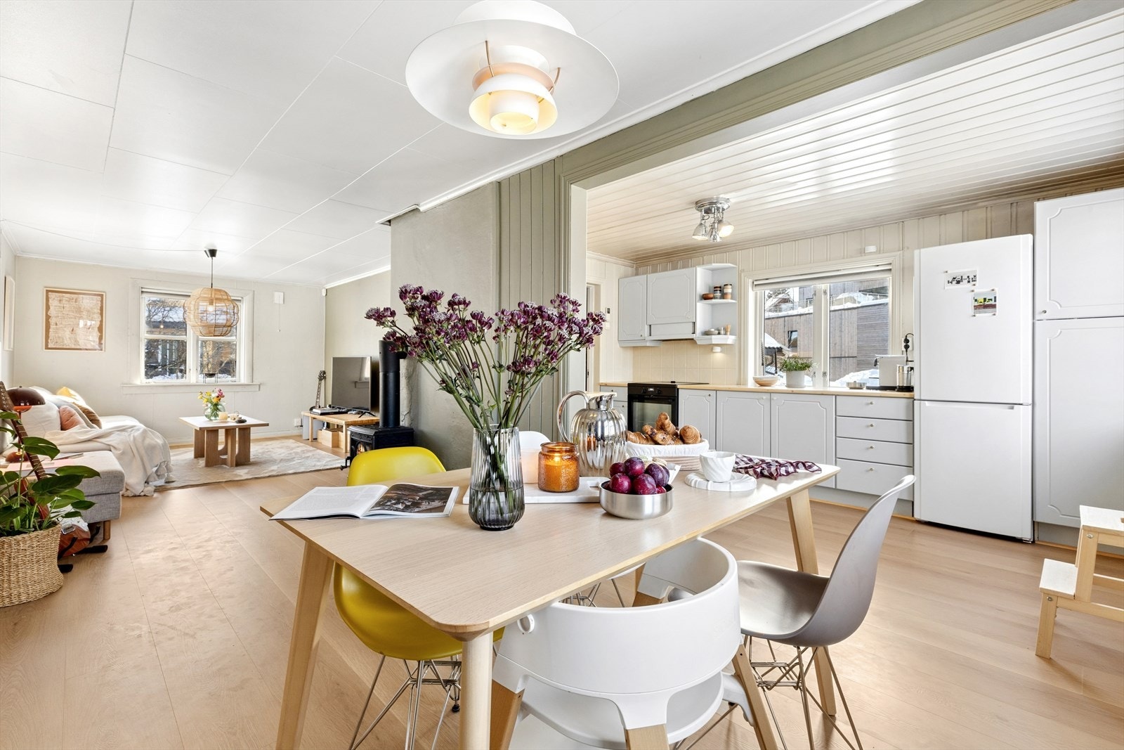 Det er plass til et langbord i spisestuen om man ønsker det Galleribilde