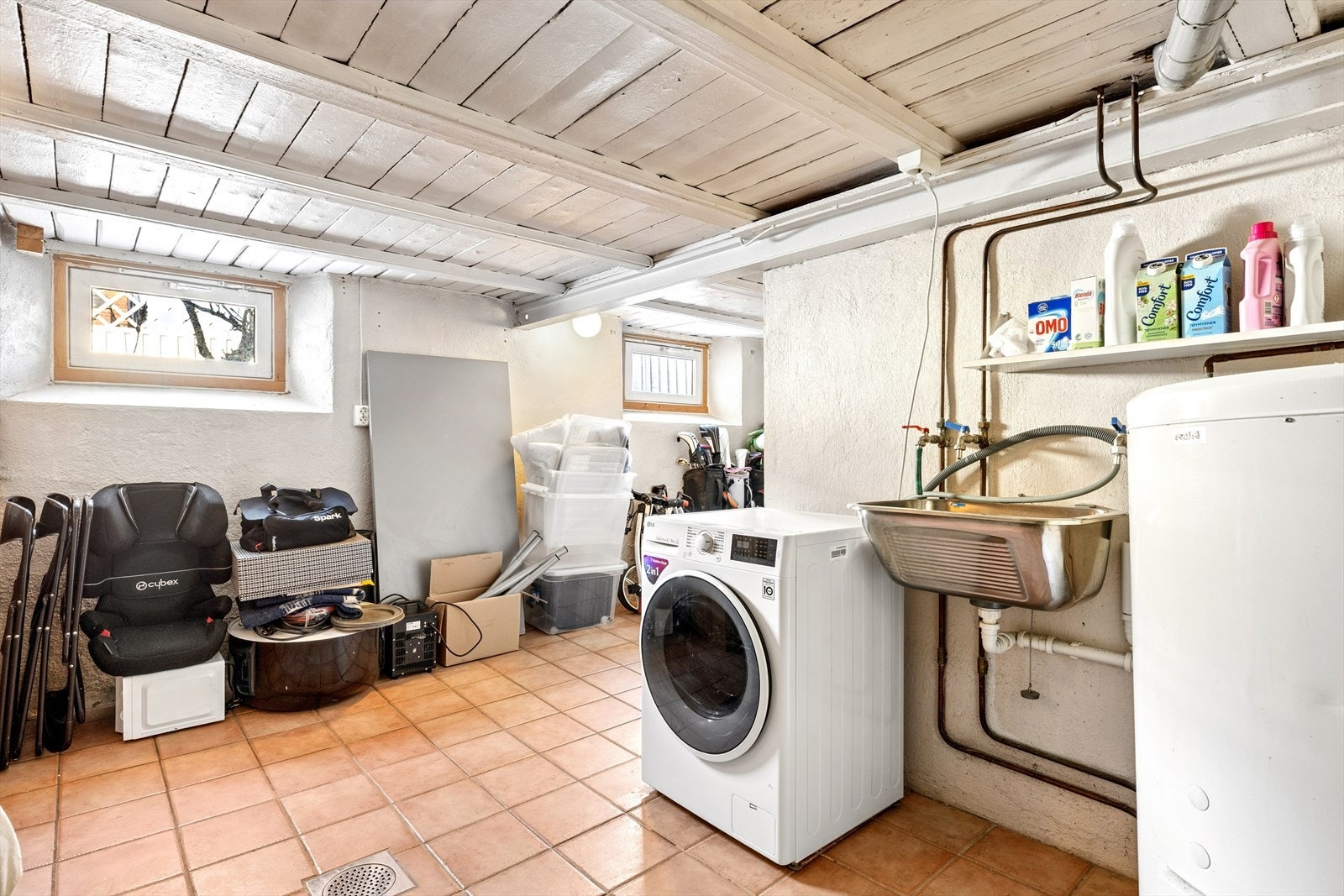 Romslig bod med opplegg for vaskemaskin Galleribilde