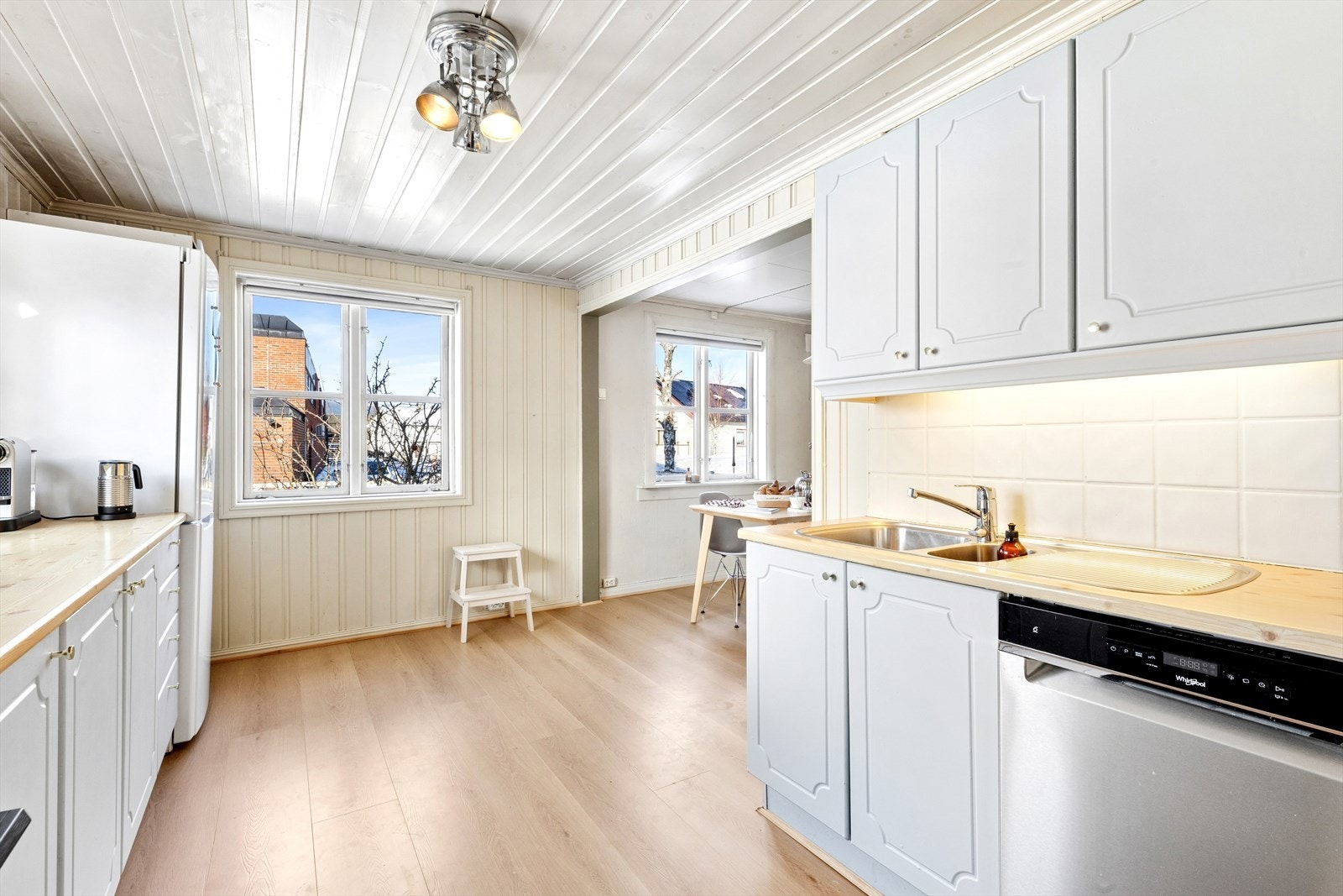 Innredningen har godt med skap- og benkeplass, samt dobbel kjøkkenkum Galleribilde