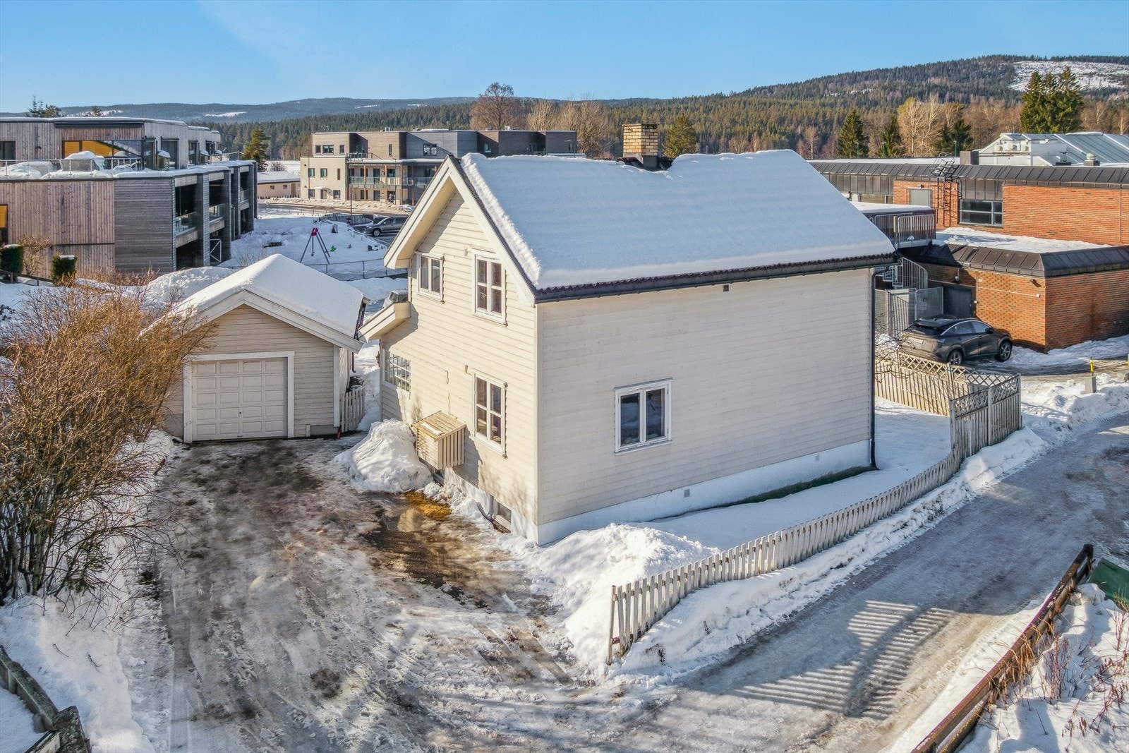 Eiendommen har en frittstående garasje fra 2012 med innlagt strøm og portåpner. Singlet innkjørsel med god plass til parkering Galleribilde