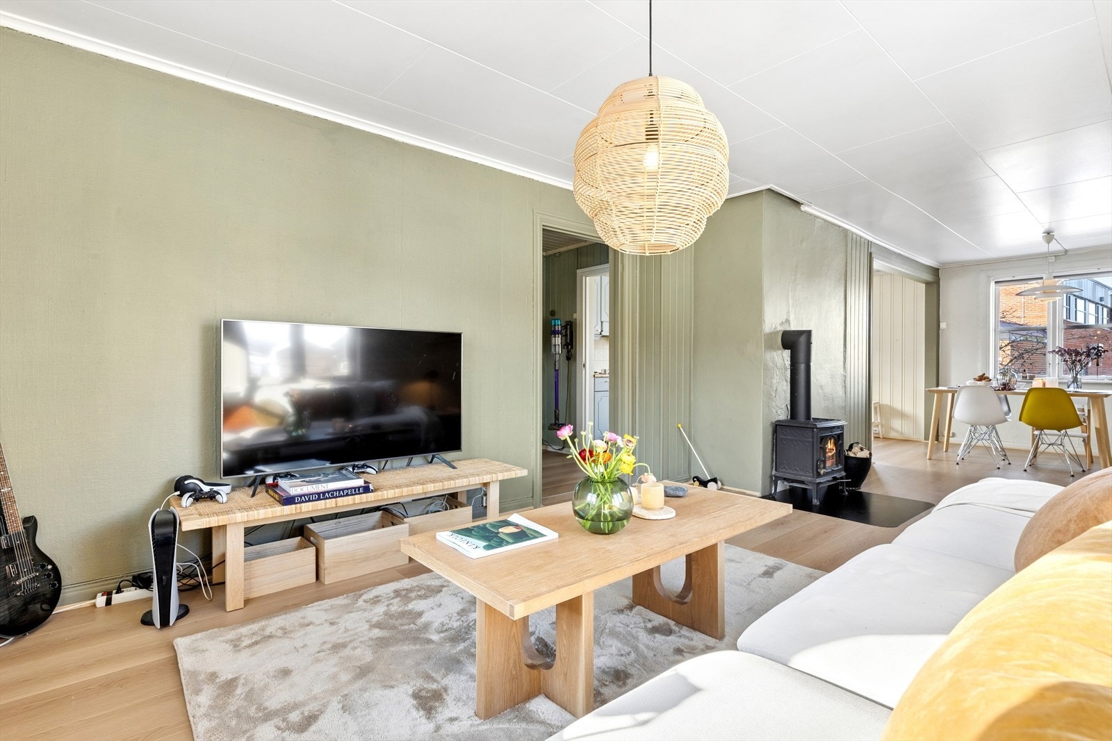 Varmepumpe og vedovn som sørger for jevn og god varme Galleribilde