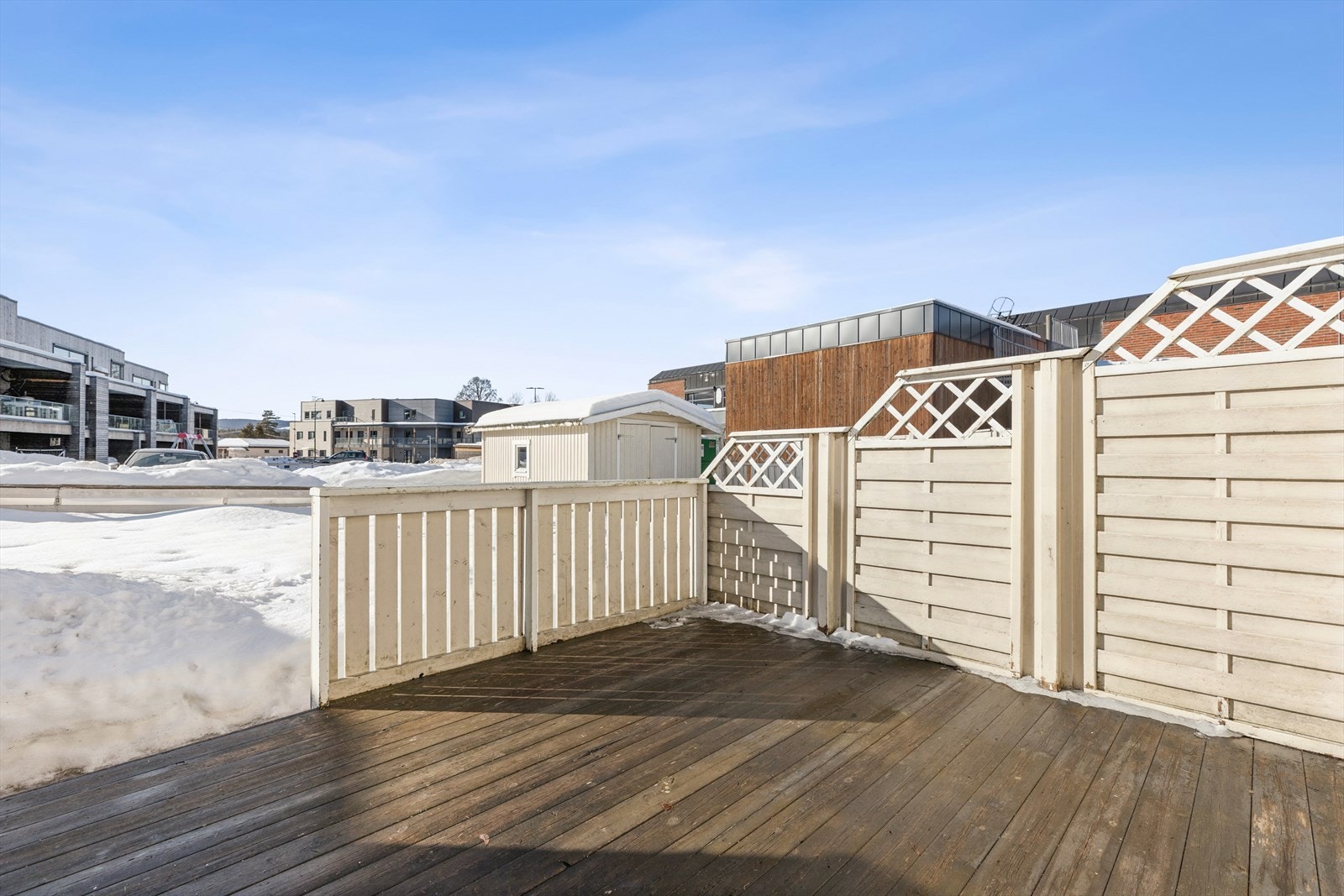 Den sørvendte terrassen på 18 m² er utstyrt med belysning og markise. Leveggene skjermer for innsyn Galleribilde