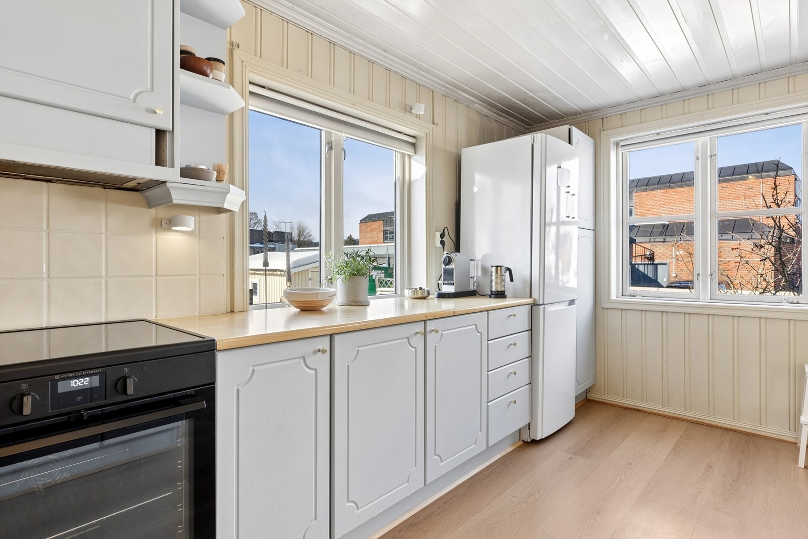 Kjøkkenvifte med avtrekk ut sørger for god utlufting under matlaging Galleribilde