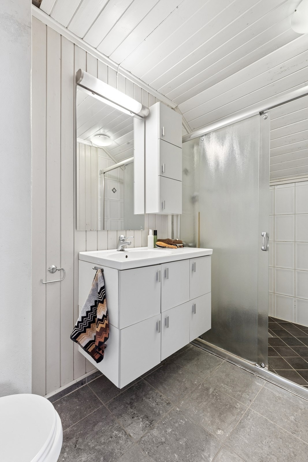 Badet i andre etasje har fliser på gulvet med varmekabler Galleribilde