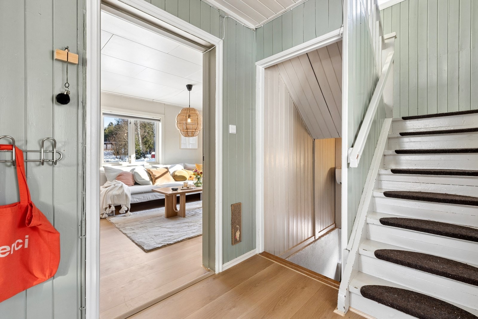 Fra hallen er det inngang til stuen og trappeforbindelse til boligens øvrige etasjer Galleribilde