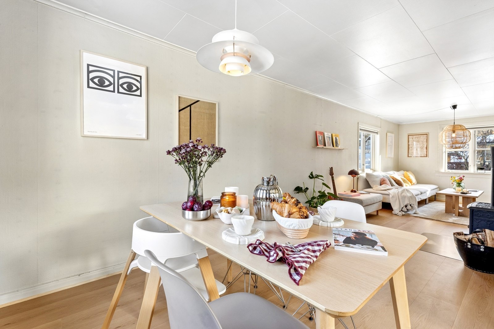 Stuen har god plass til både sofagruppe og spisestue Galleribilde