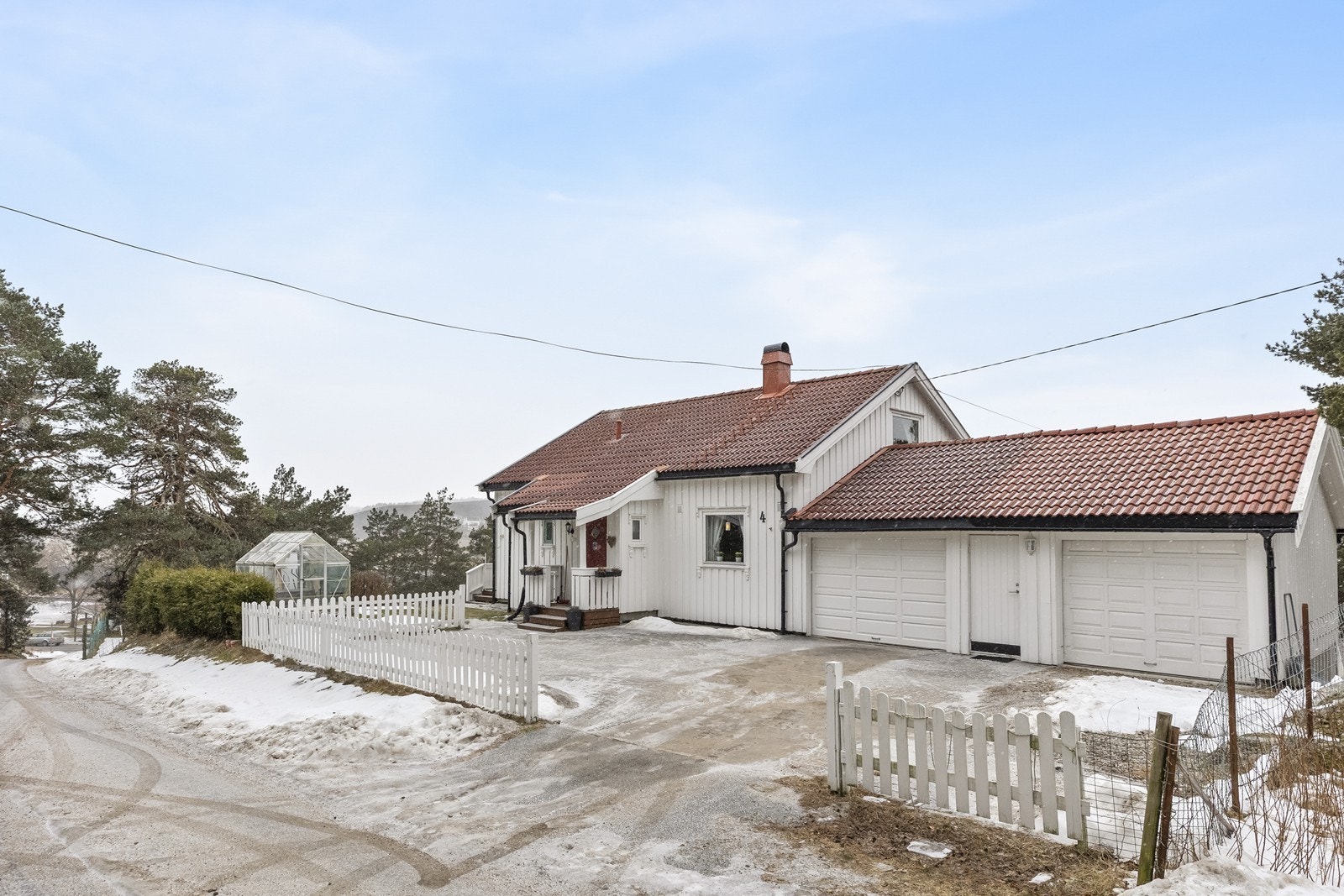 Garasjen er en eldre konstruksjon som er delvis ombygd og utvidet. Galleribilde