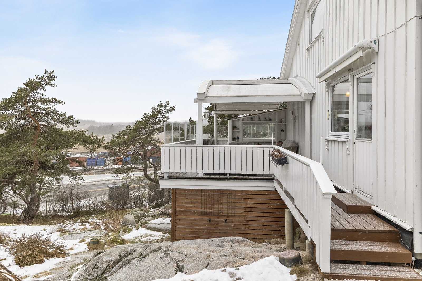 Terrassen er bygget i tre og strekker seg langs store deler av fasaden. Galleribilde