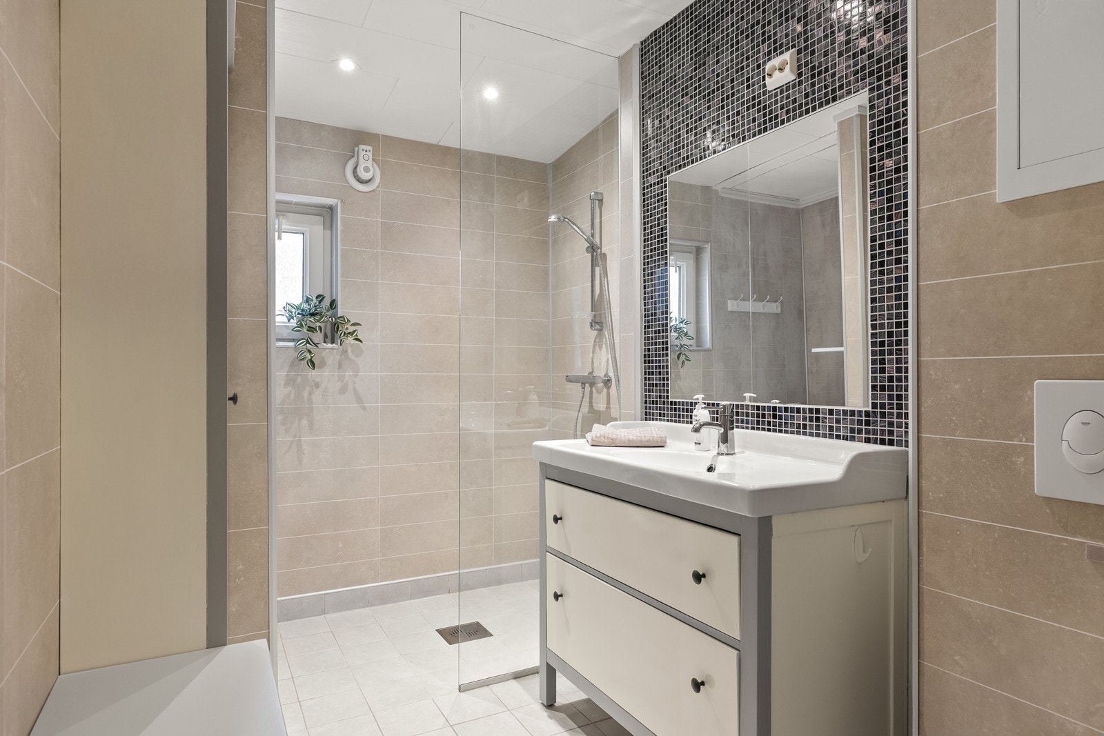 Badet i første etasje ble oppgradert rundt 2013 og har en dusjnisje. Galleribilde