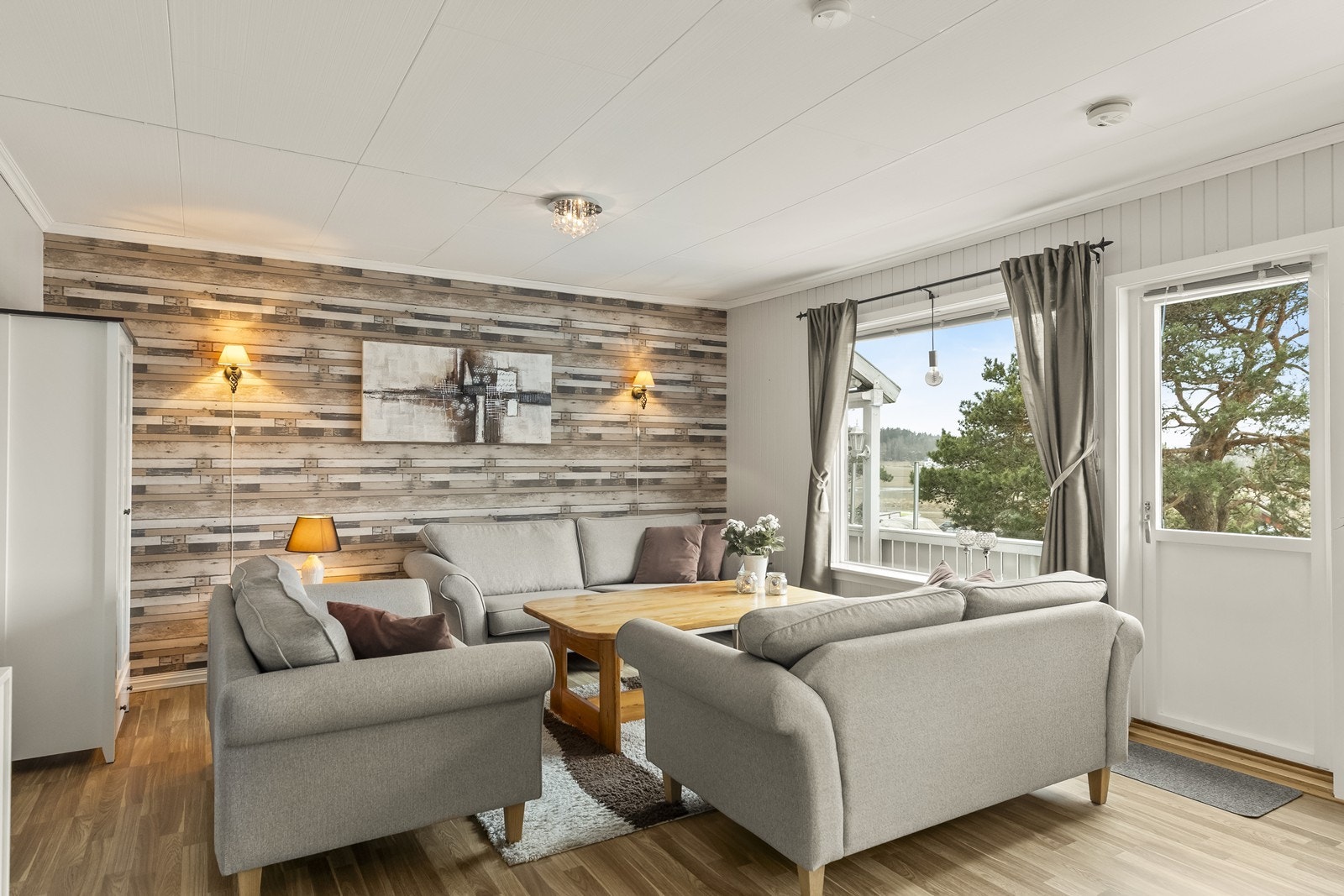 Fra stuen er det direkte utgang til den romslige terrassen. Galleribilde