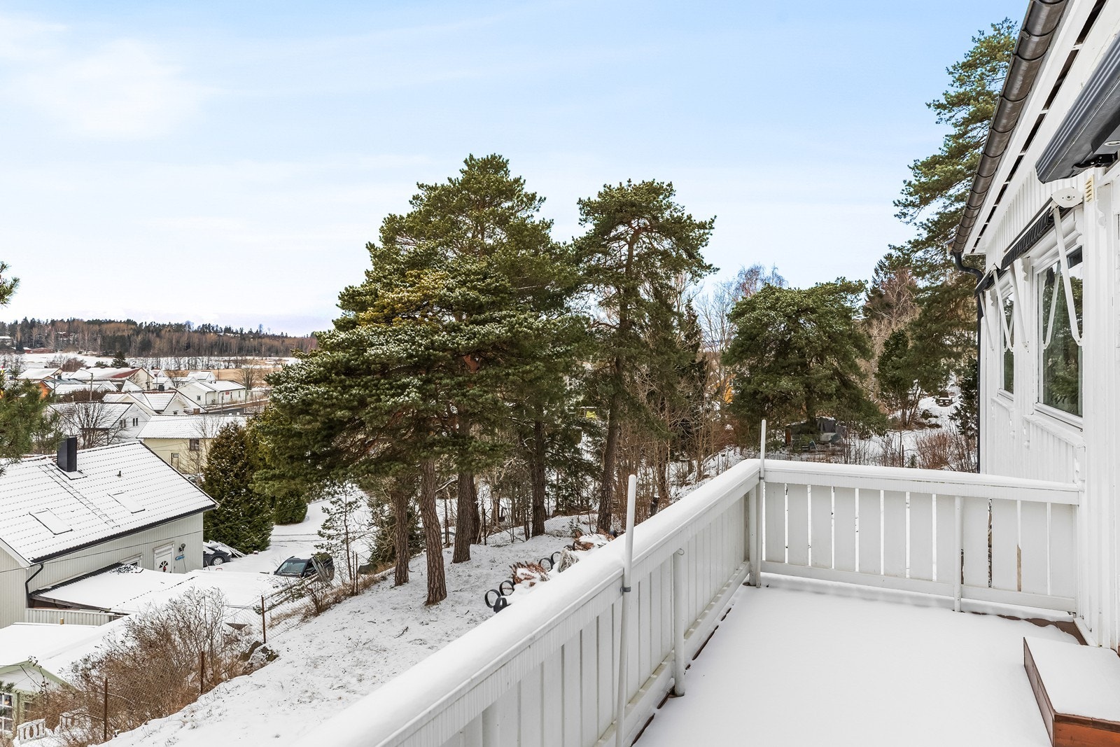 Eiendommen ligger høyt og fritt i terrenget. Galleribilde