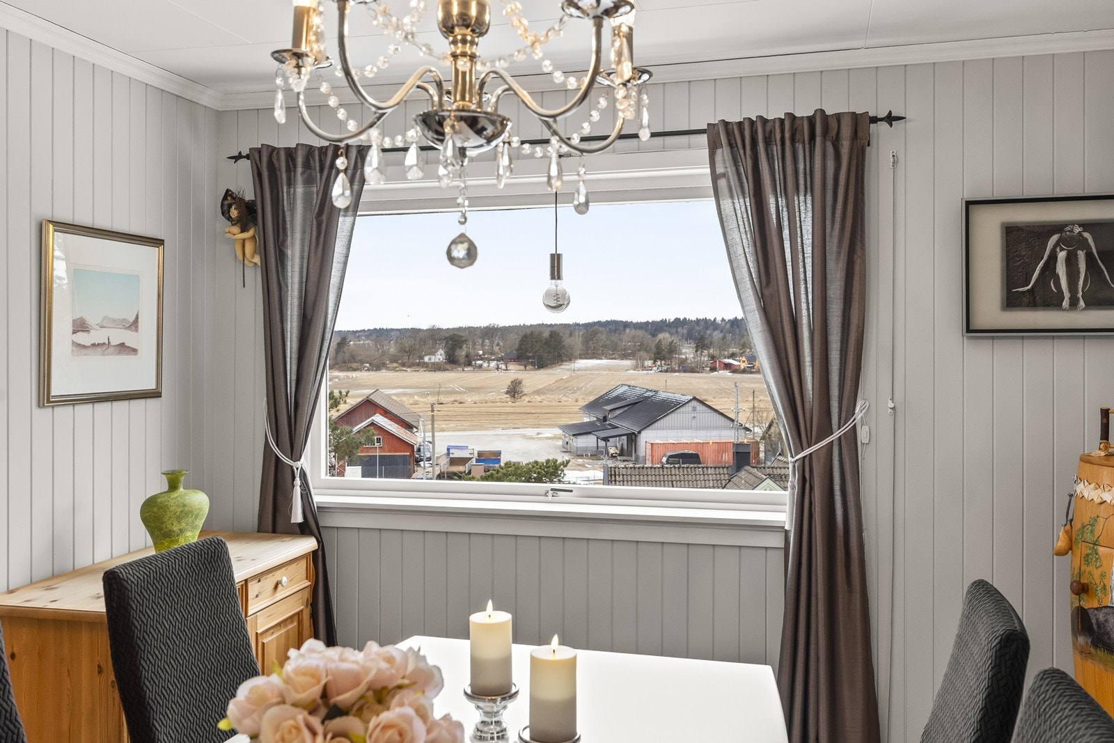 Spisestuen er et naturlig samlingspunkt med plass til langbord. Galleribilde