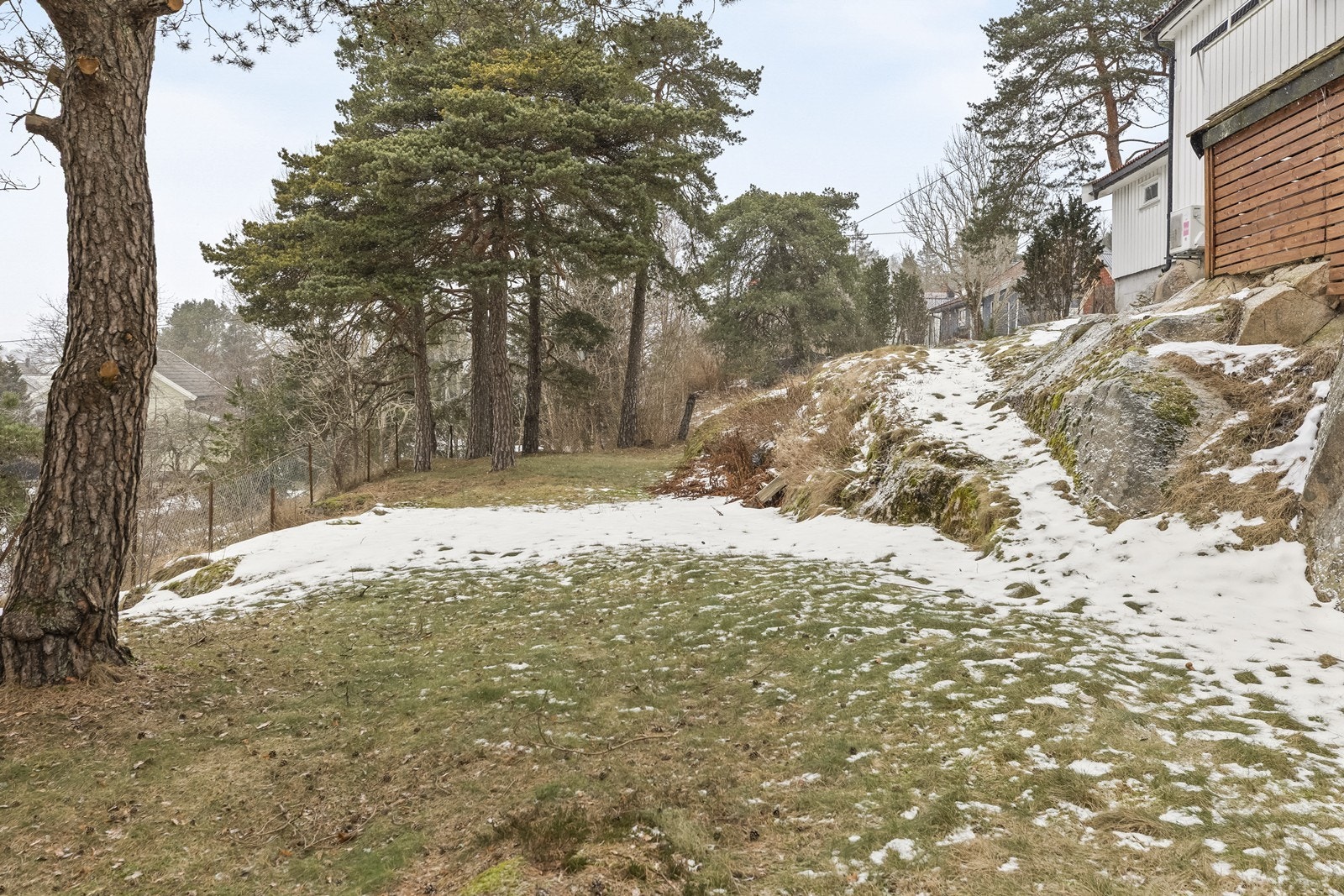 Uteområdet har beplantning og synlig fjell i dagen. Galleribilde