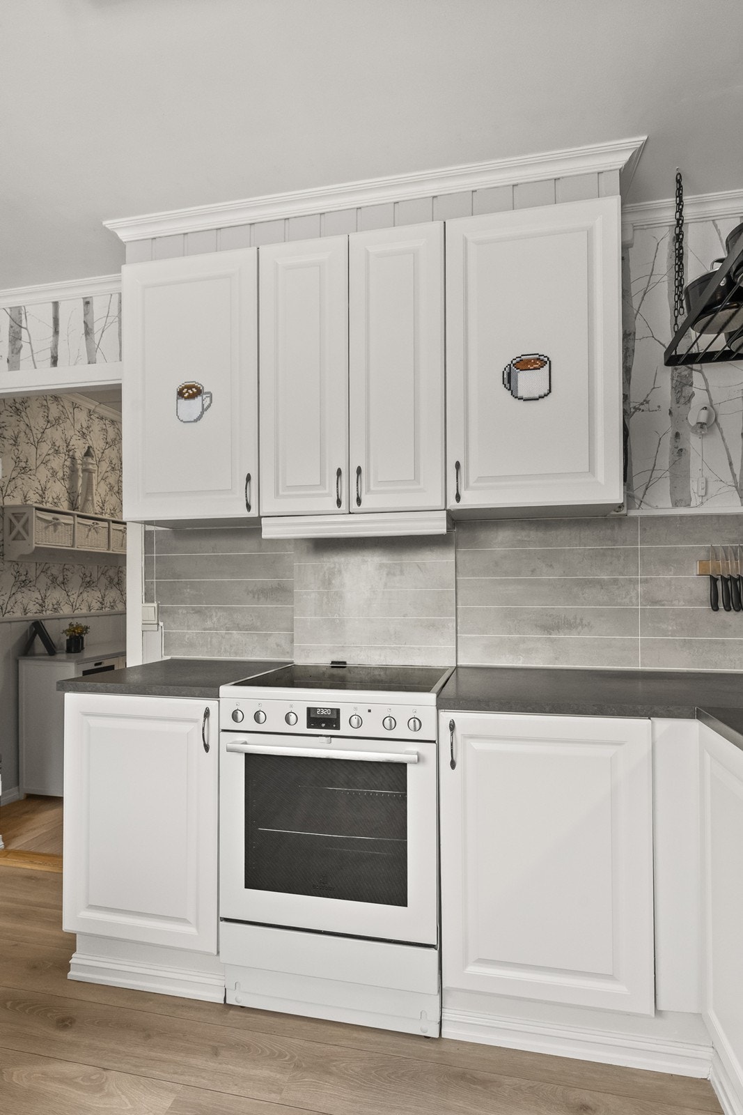 Innredningen har laminat benkeplate og plass for frittstående hvitevarer. Galleribilde