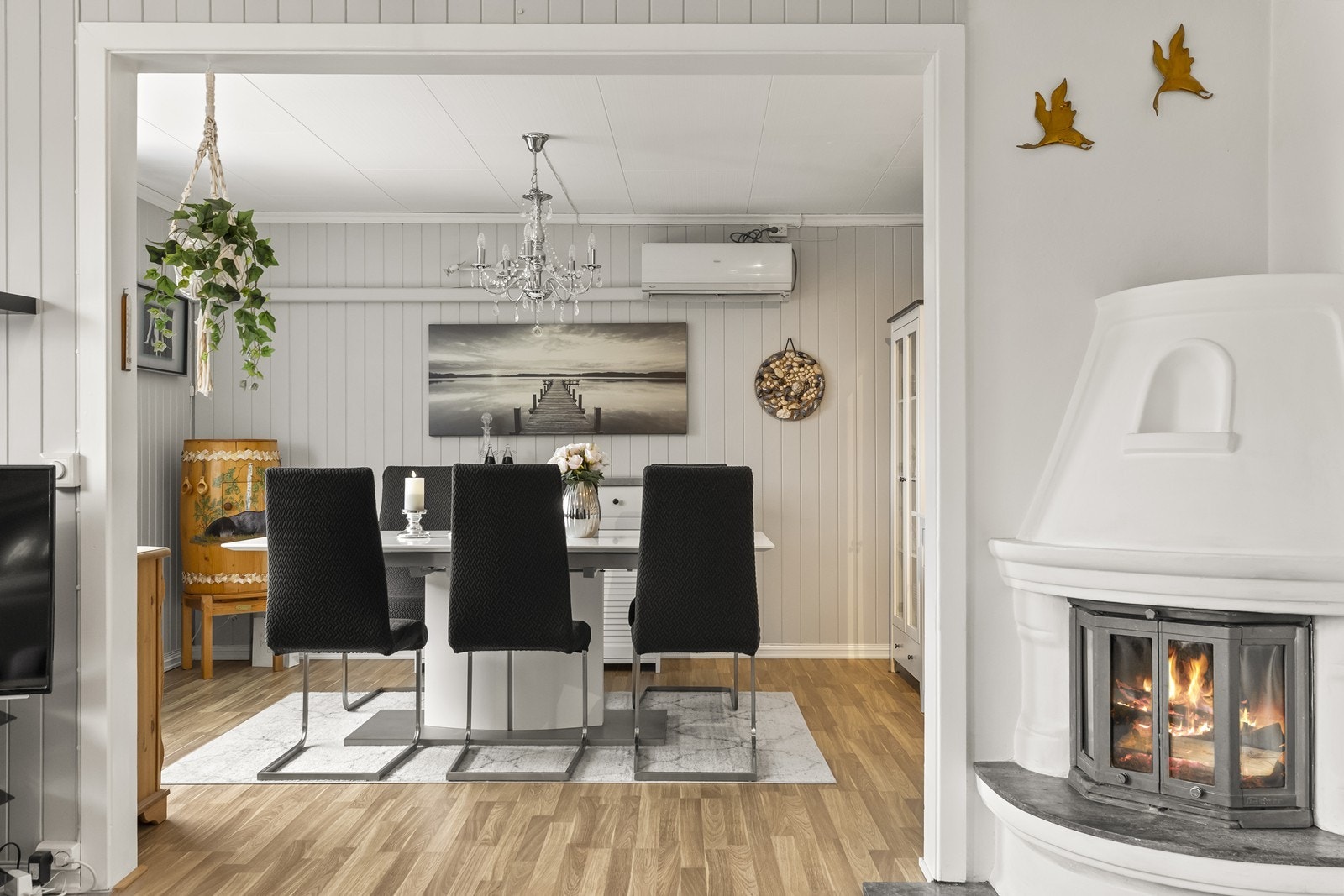 Den åpne løsningen mot spisestuen skaper en sosial og luftig sone. Galleribilde