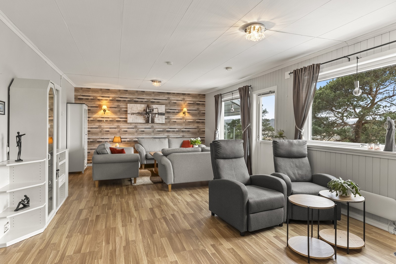 Stuene har god plass til flere møbelgrupper og fleksibel innredning. Galleribilde