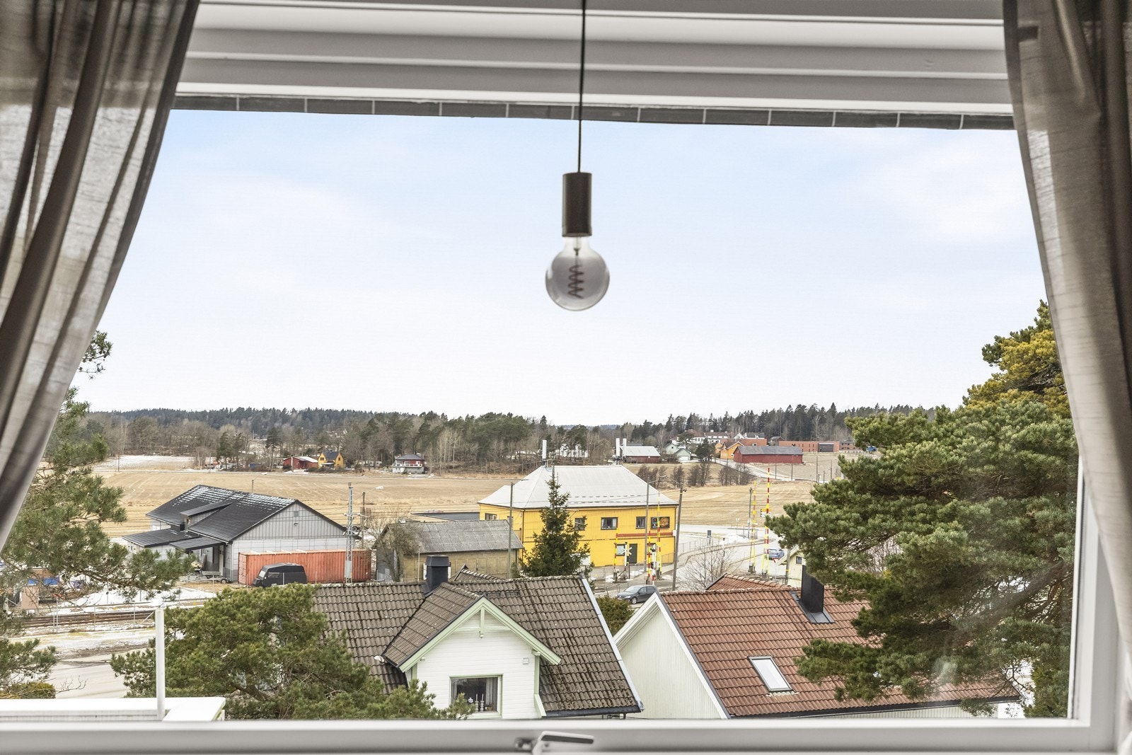 Veggene har en kombinasjon av trepanel og malte plater. Galleribilde