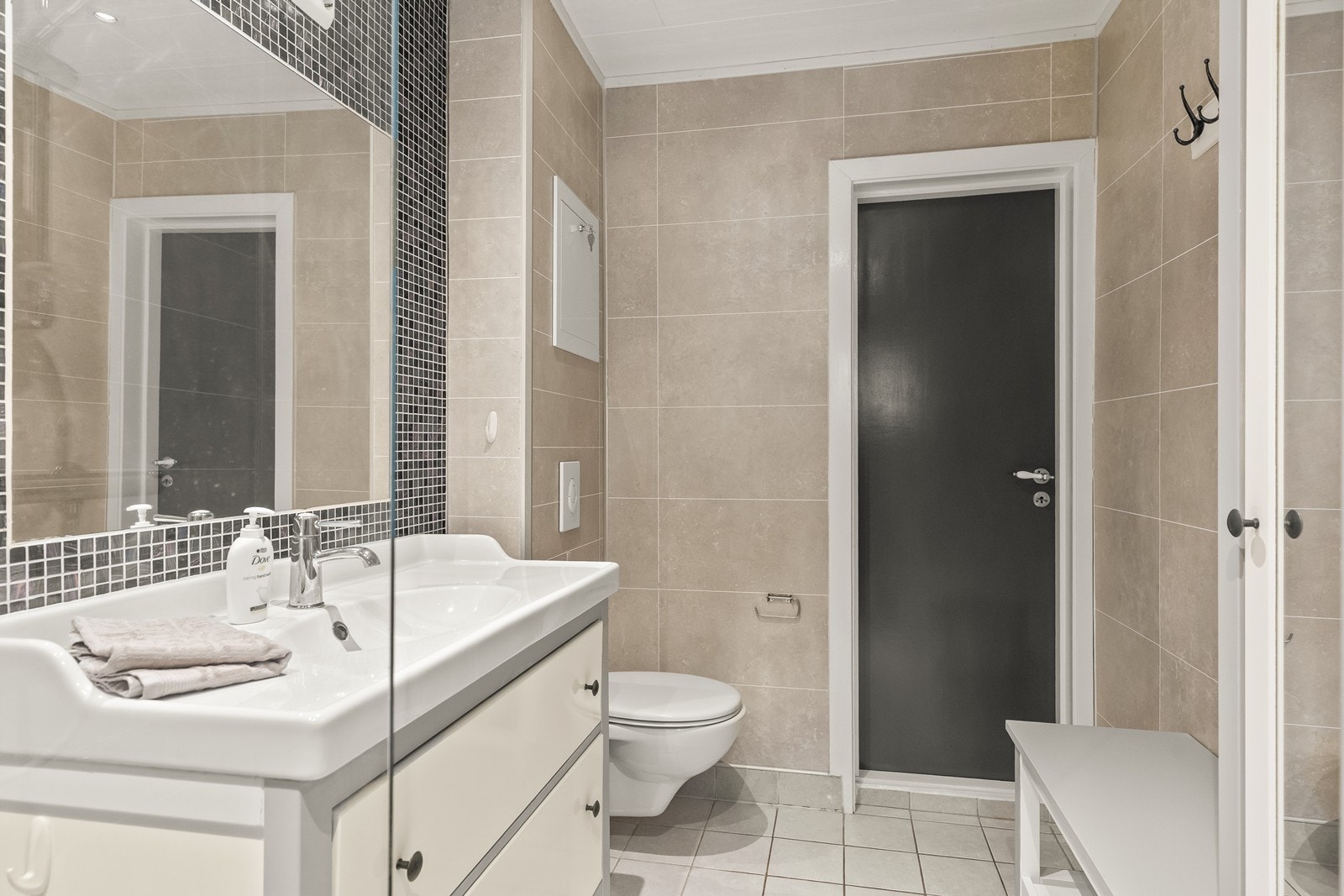 Rommet har flislagte overflater, vegghengt toalett og vannbåren gulvvarme. Galleribilde