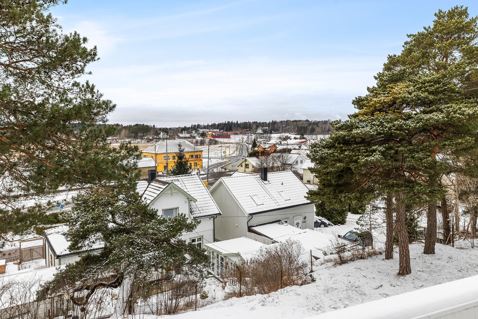 Eiendommen ligger i et etablert og rolig boligområde i Skjeberg. Galleribilde