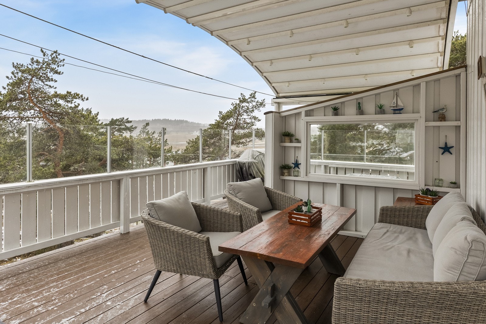 Den store terrassen på 35 m² er delvis overbygget, med god plass for en sittegruppe. Galleribilde