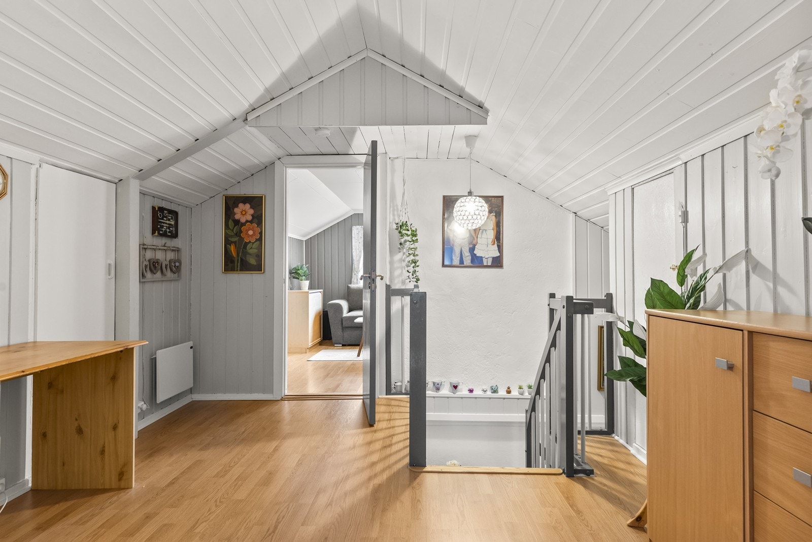 Trapperommet i andre etasje er innredet som en praktisk loftstue. Galleribilde