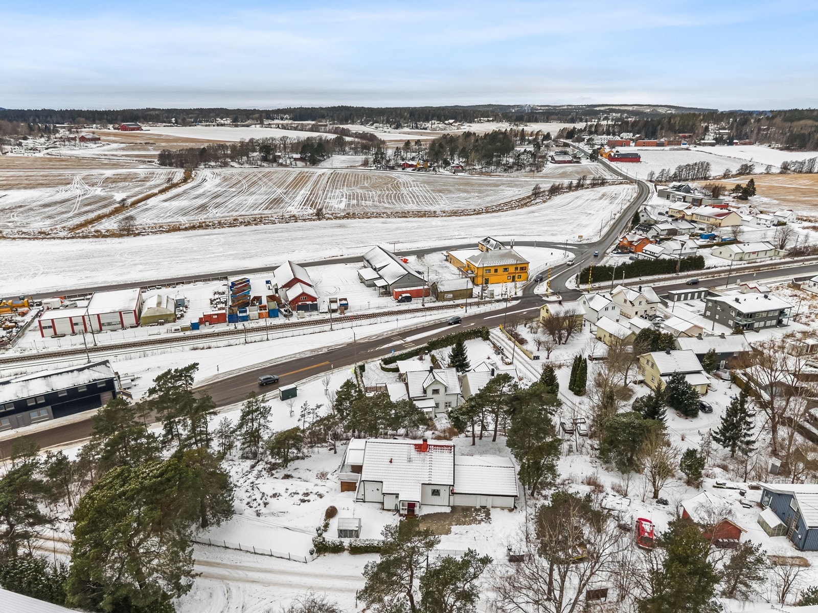 Beliggenheten er sentral med kort vei til servicetilbud. Galleribilde