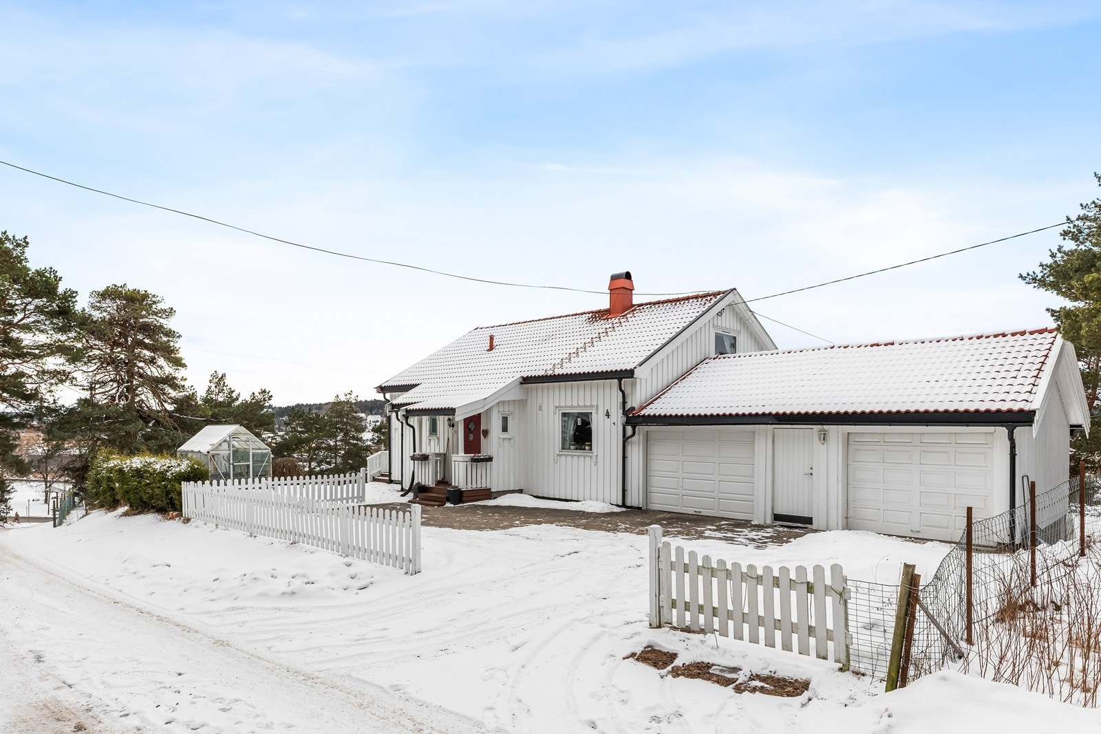 Til eiendommen hører en stor garasje på 47 m² med to separate porter. Galleribilde