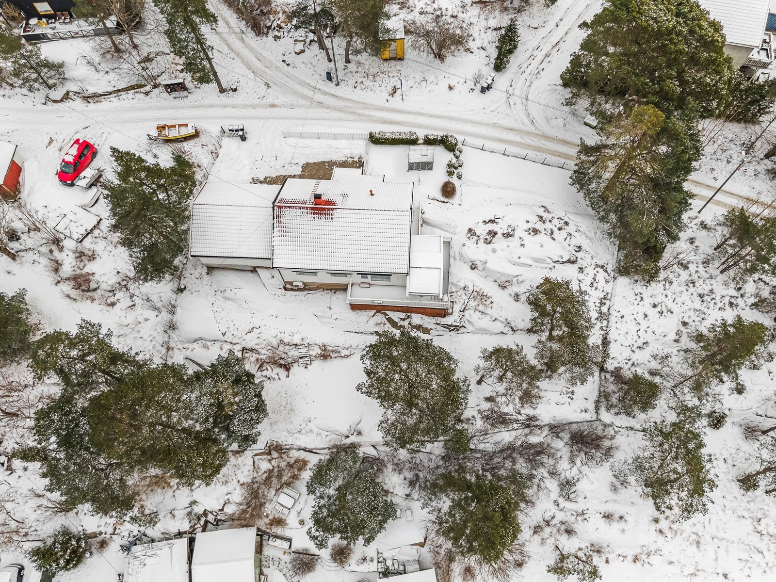 Boligen har en fin plassering på tomten med gode utsiktsforhold. Galleribilde