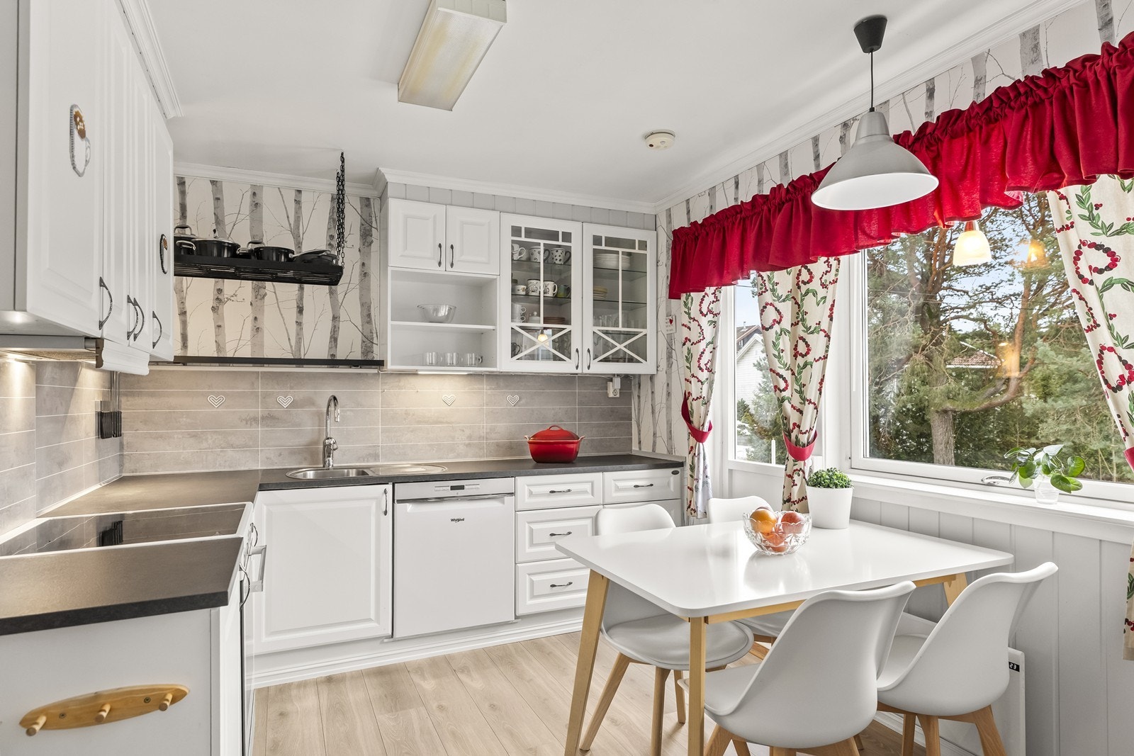 Kjøkkenet har en eldre, men funksjonell innredning med spiseplass. Galleribilde