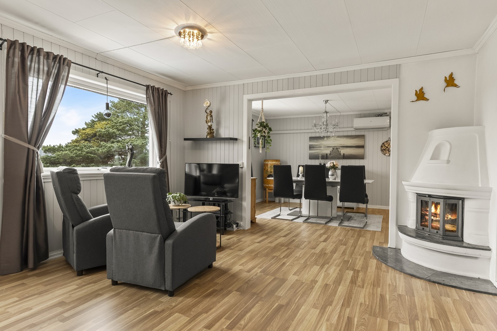 Boligen har to stuer, hvorav den ene er utstyrt med en peis med innsats. Galleribilde