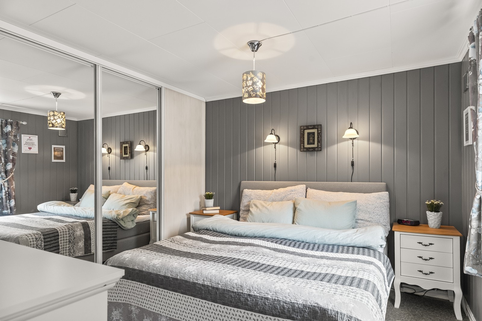 Første etasje har et romslig soverom med en stor skyvedørsgarderobe. Galleribilde