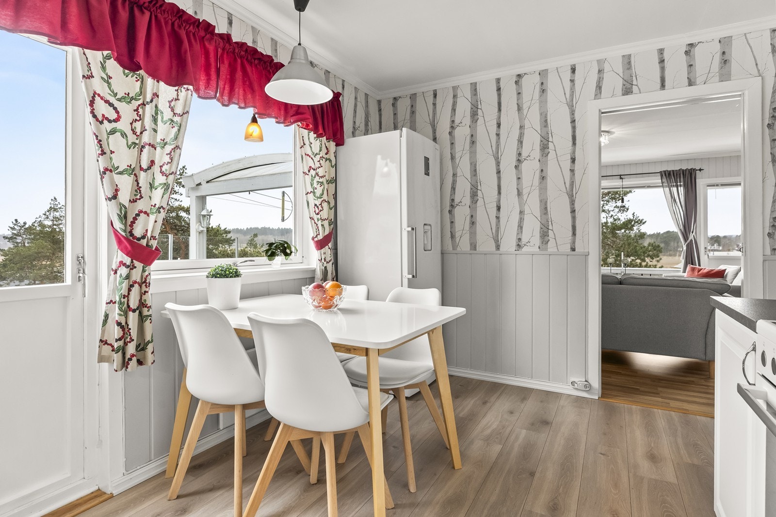 Fra kjøkkenet er det også utgang til uteområdet. Galleribilde