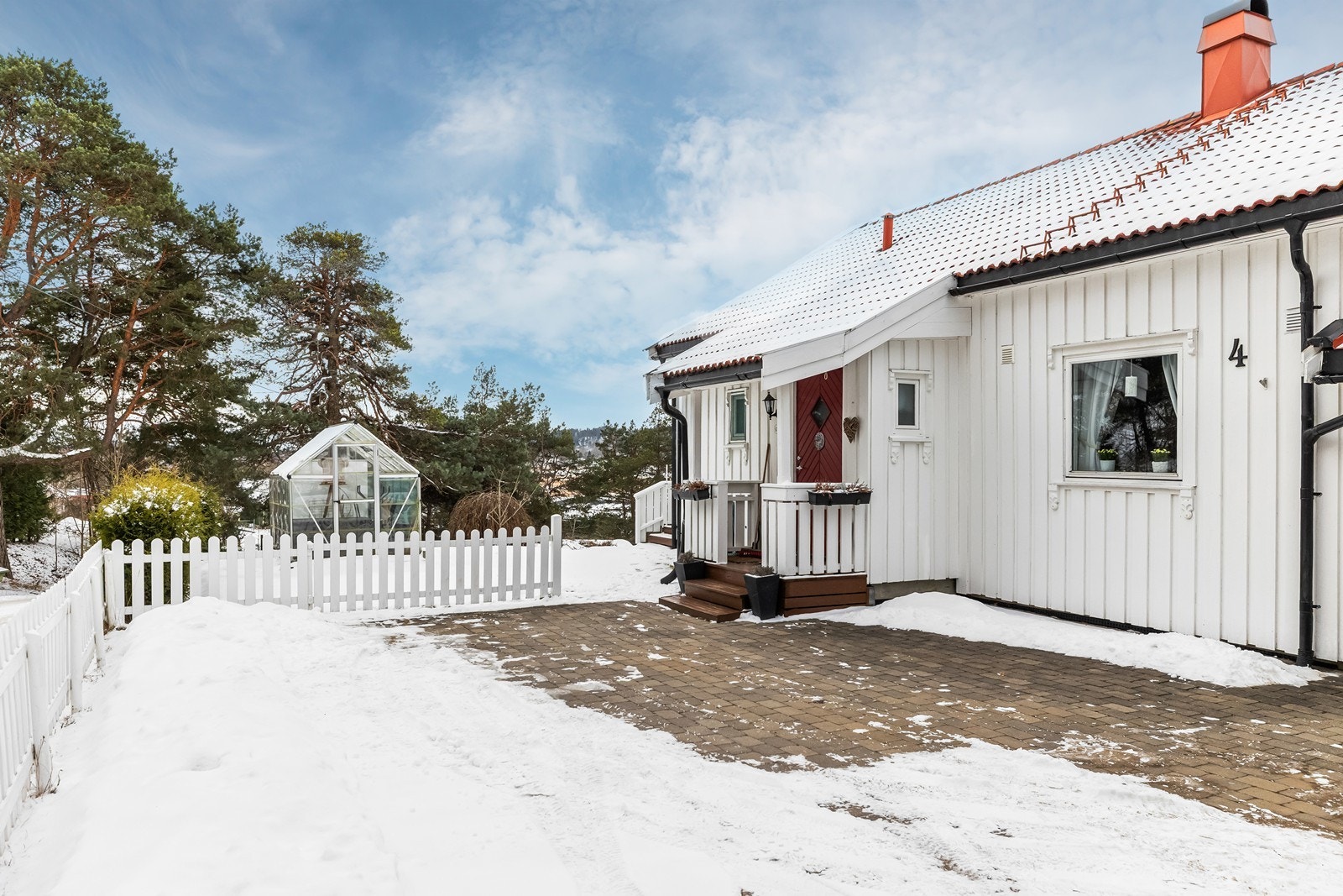 Enebolig fra 1960 med steinbelagt gårdsplass og plass til flere biler. Galleribilde