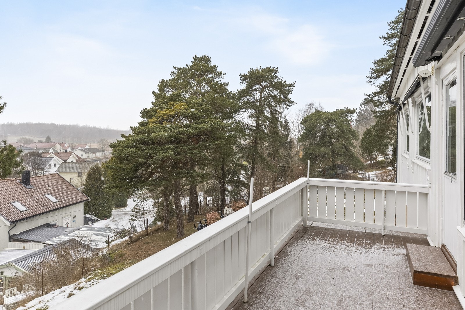 Fra terrassen er det åpen utsikt over nærområdet. Galleribilde