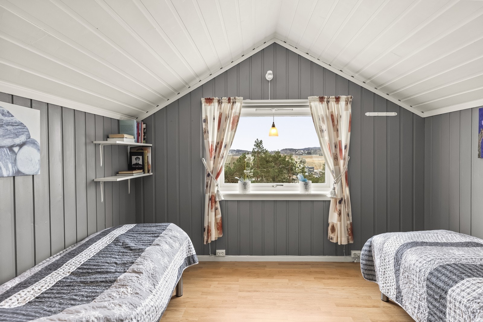 Andre etasje inneholder to rom som i dag er innredet som soverom, begge med god plass. Galleribilde