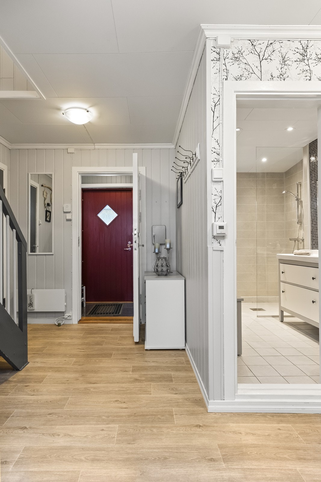 Velkommen inn i en lys entré med adkomst til bad og trapp til andre etasje. Galleribilde