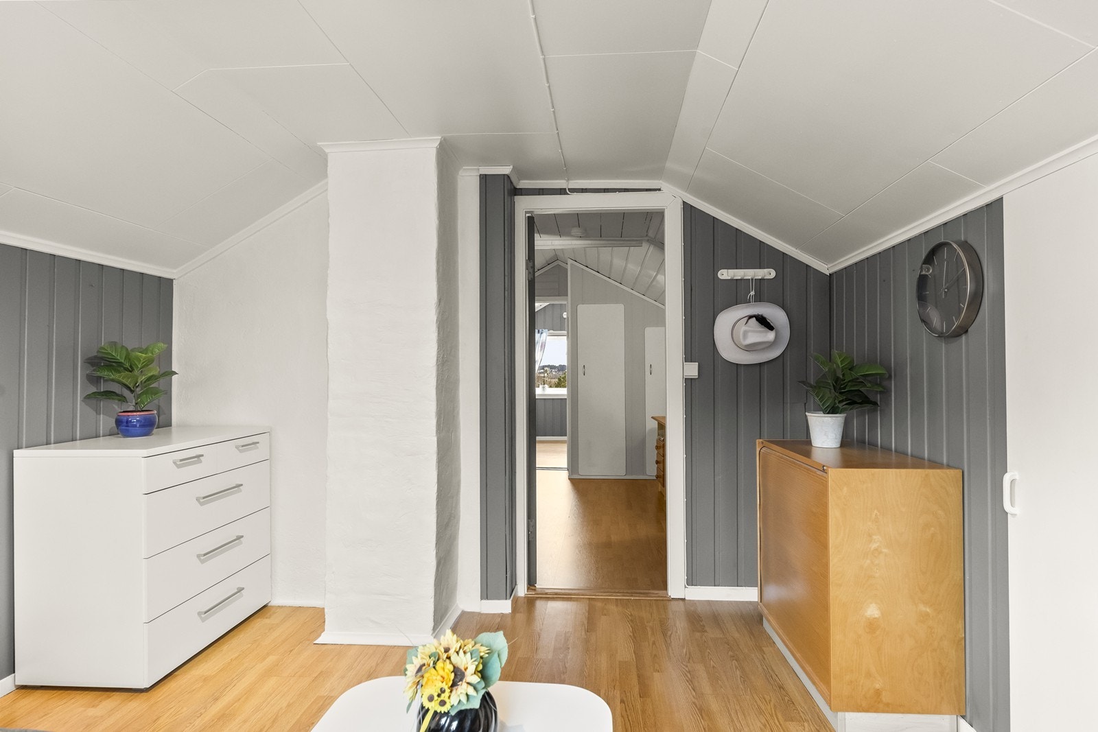 Den sentrale mursteinspipen er et gjennomgående element i boligen. Galleribilde