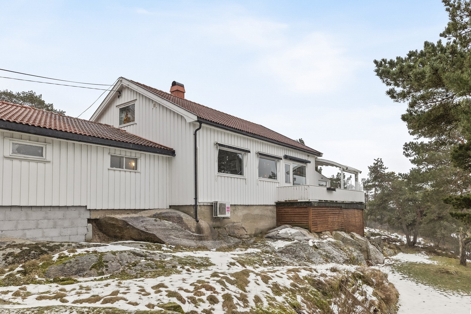 Boligen har stående bordkledning og tak tekket med betongtakstein. Galleribilde