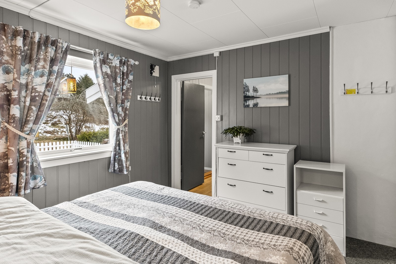 Soverommet har teppe på gulvet og malte panelvegger. Galleribilde