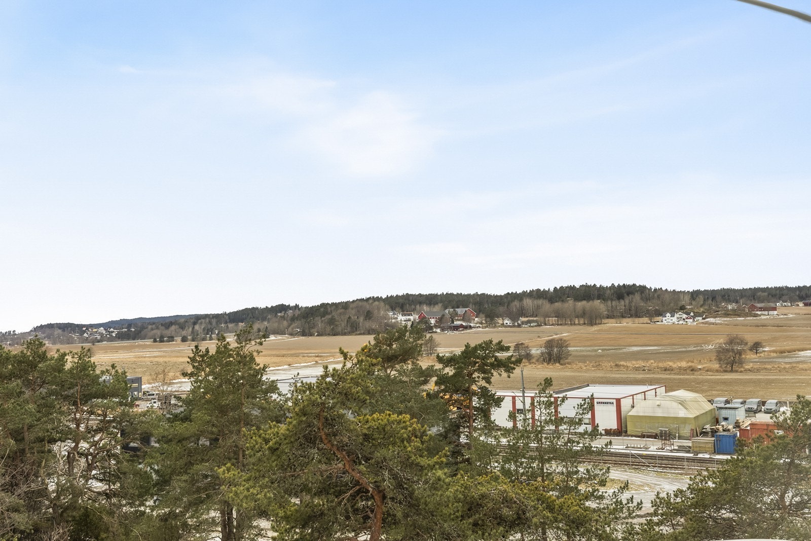 For barnefamilier er det kun 6 minutters gange til Hornnes barneskole. Galleribilde