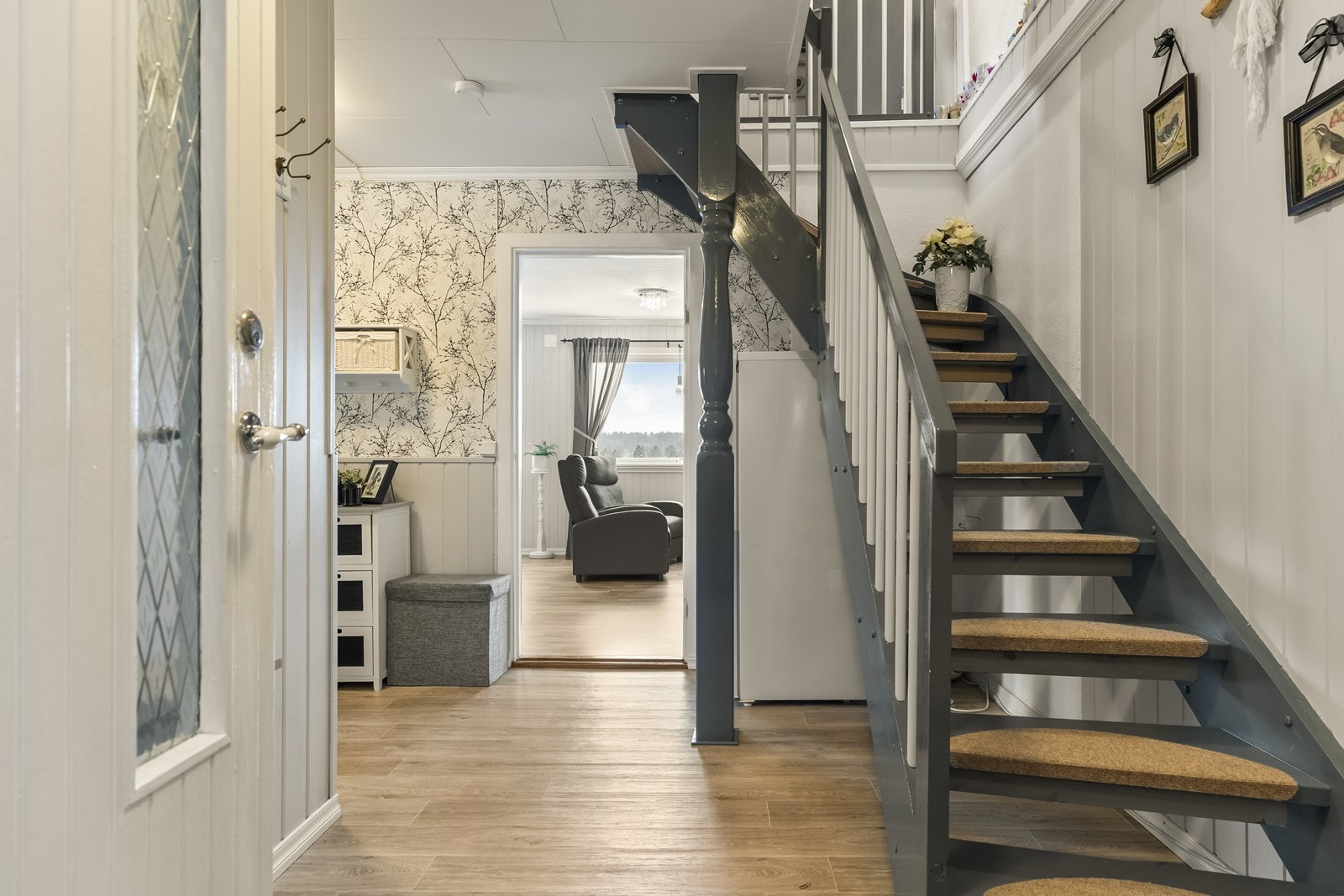 Den malte tretrappen binder etasjene sammen på en funksjonell måte. Galleribilde