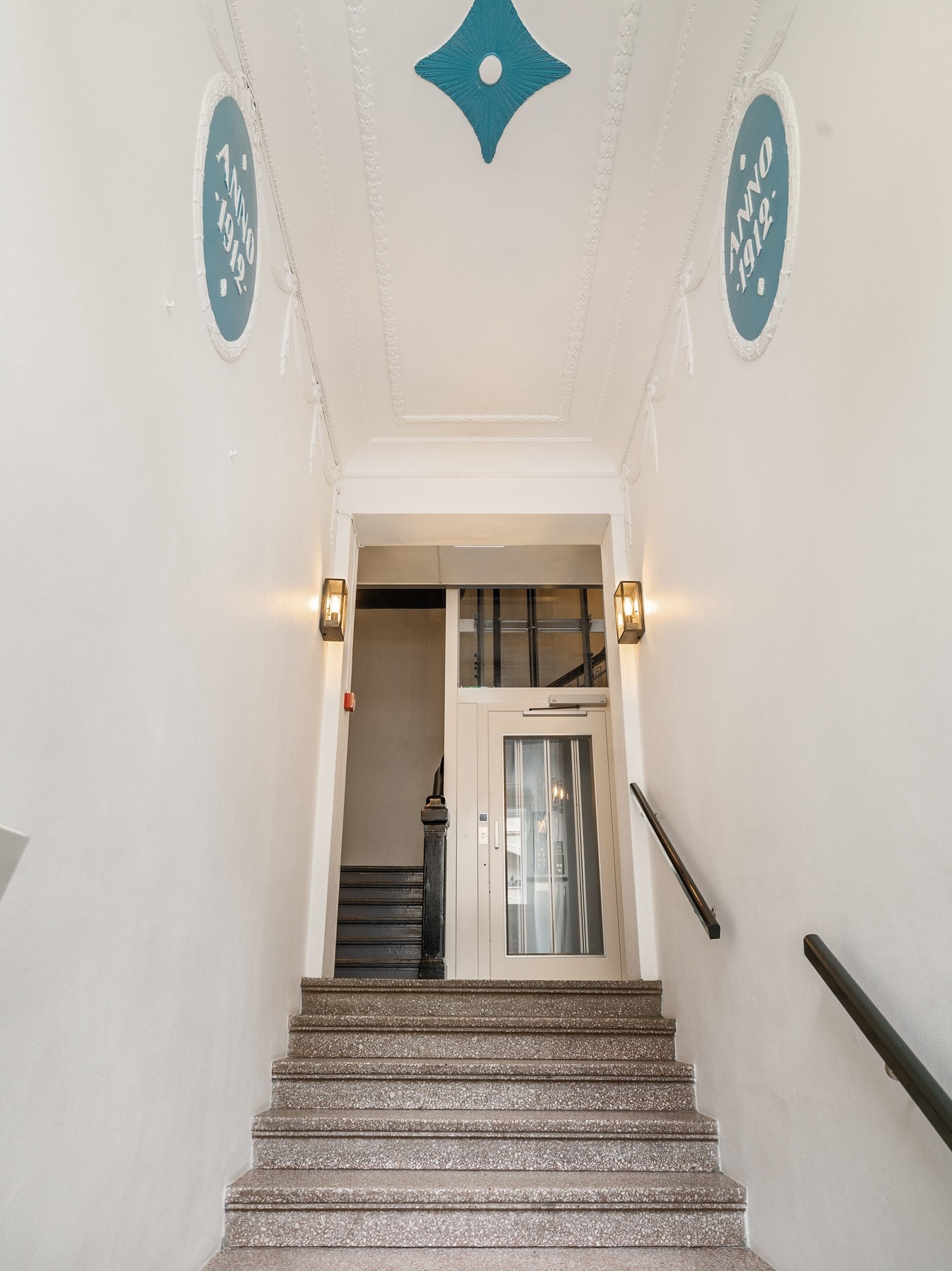 Bygårdens oppgang. Leiligheten har privat adkomst via. sideinngang. Galleribilde