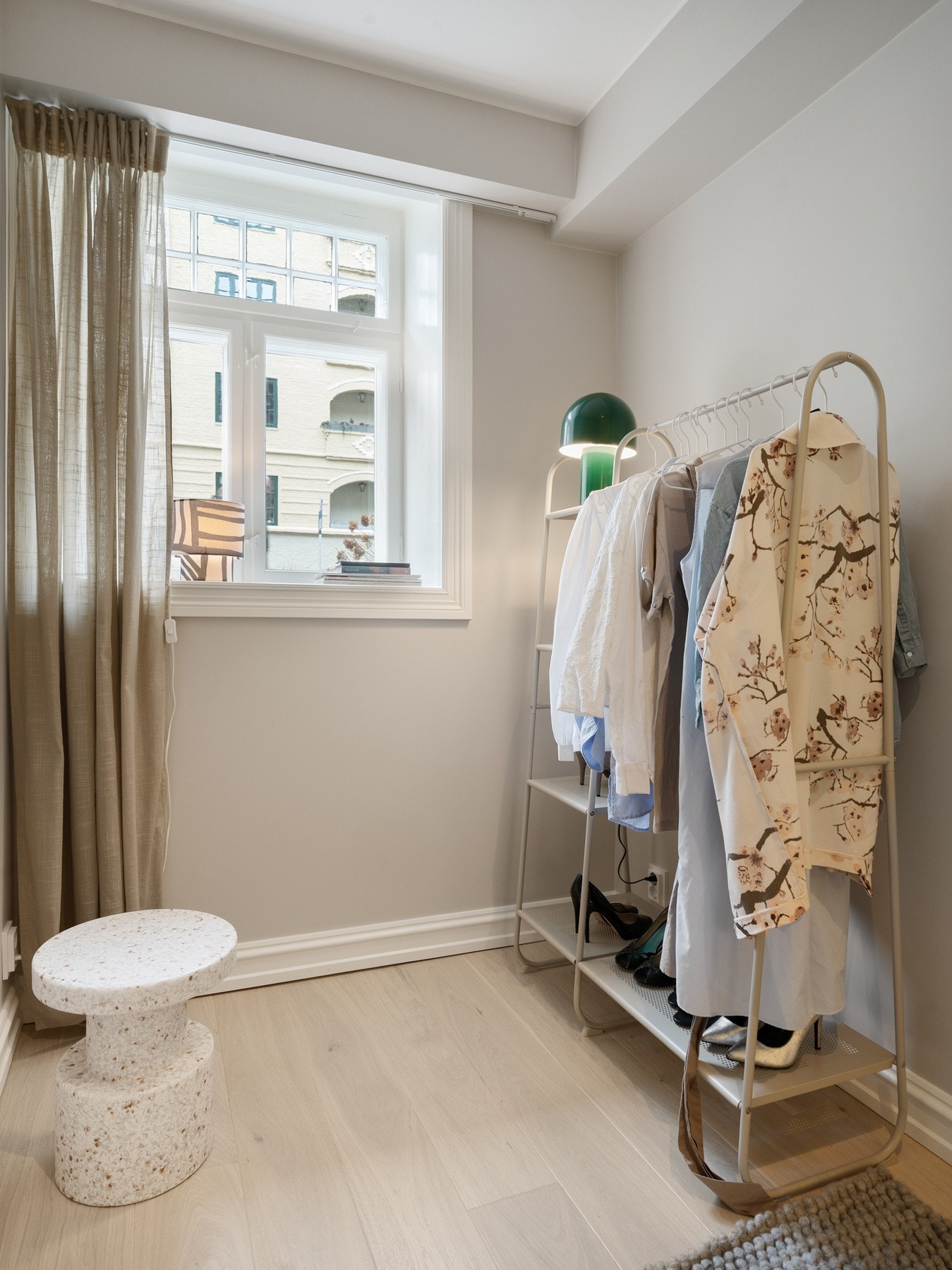 Soverom med plass til dobbelseng og garderobe i den andre enden. Galleribilde