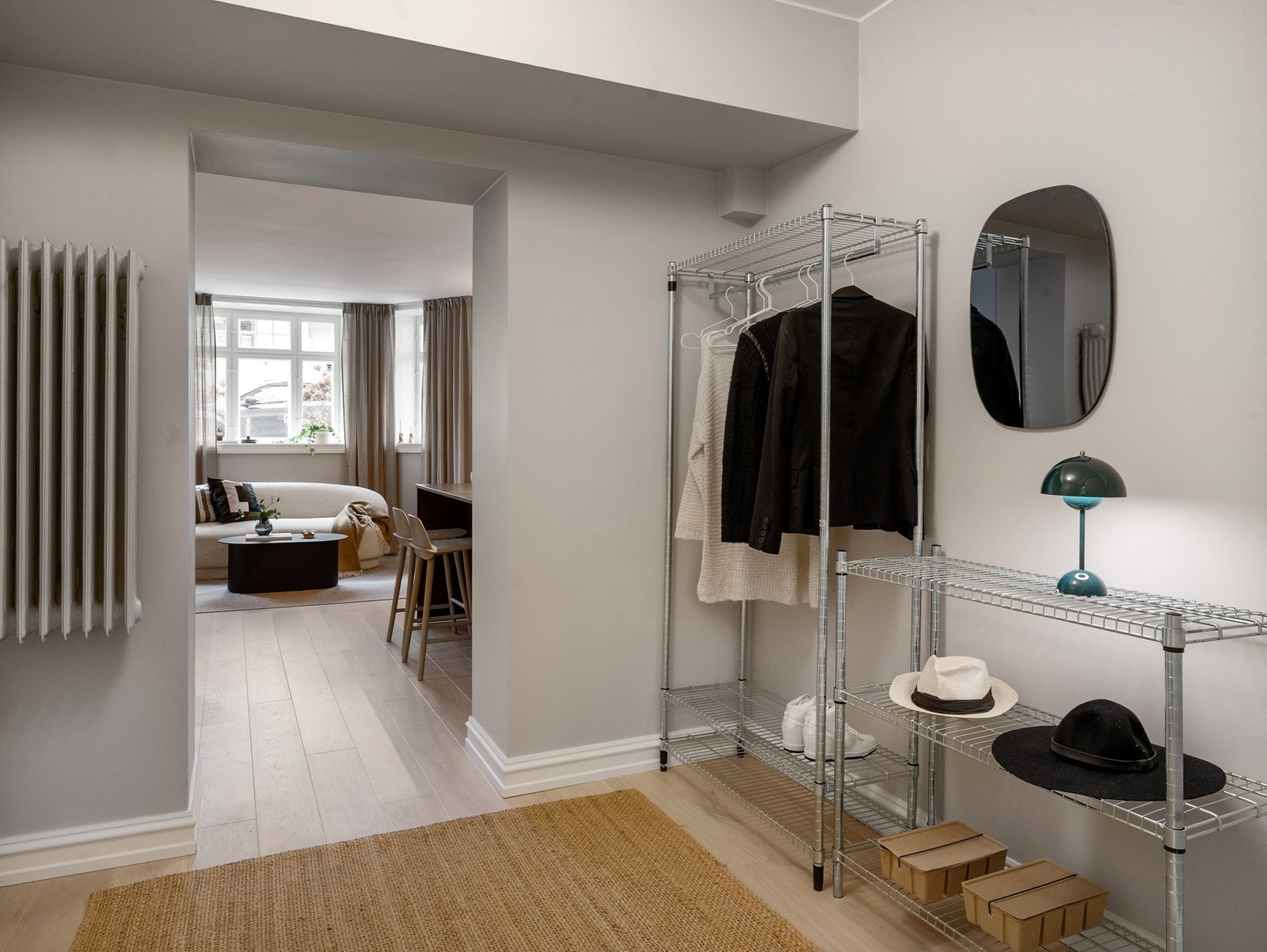 Romslig entré med gulvvarme og god plass til garderobe. Galleribilde