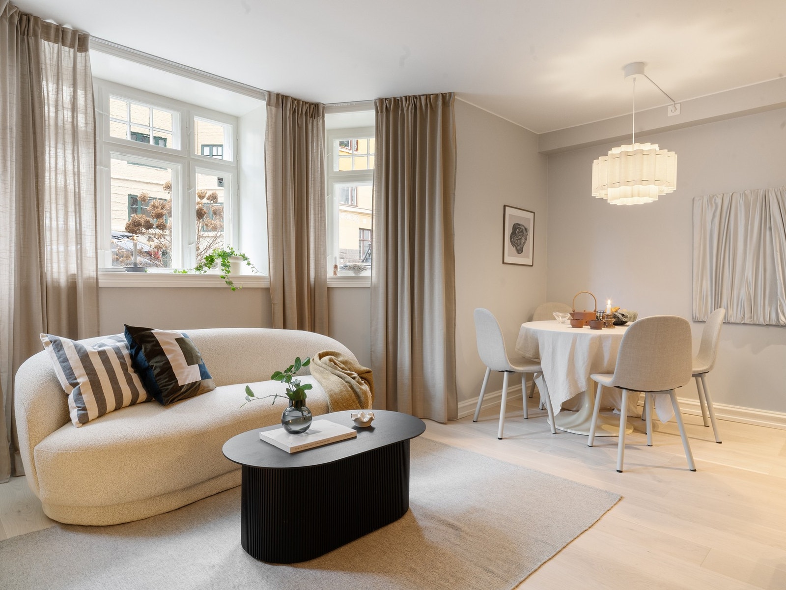 Arealeffektiv planløsning med god plass til spisebord og sofamøblement. Galleribilde