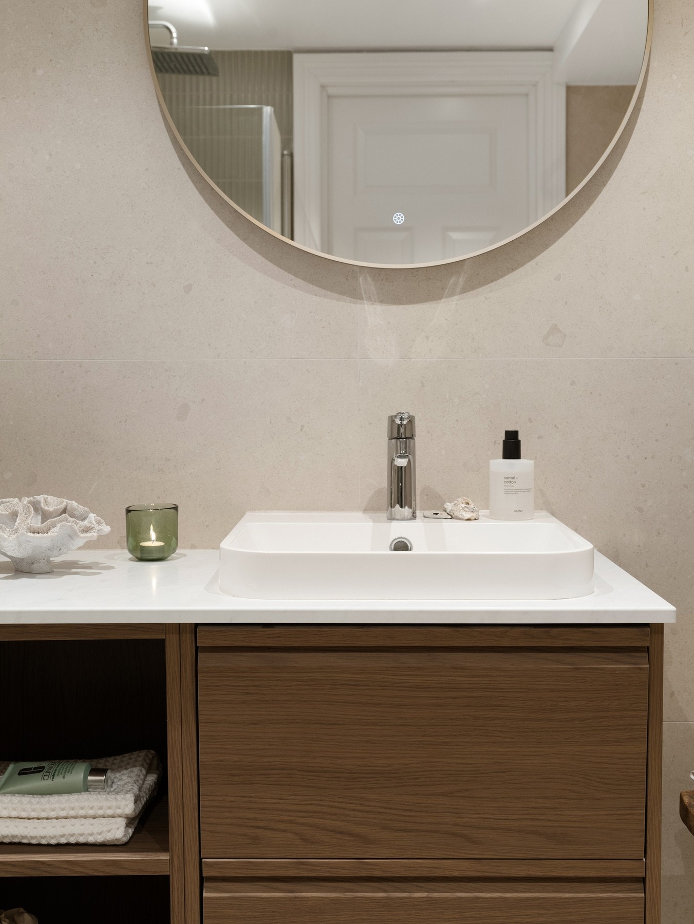 Opplegg og plass for vaskemaskin og tørketrommel til høyre for servantinnredningen. Galleribilde